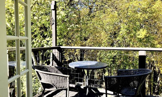 Nevada City Cabin | A quiet, downtown retreat surrounded by natural beauty, overlooking Deer Creek.