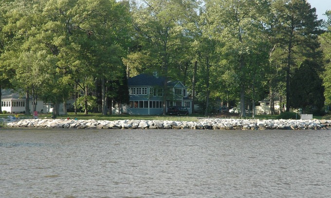 Cape Anne House | A quiet, family retreat home on the Chesapeake Bay, south of Annapolis MD
