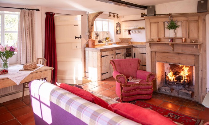 Sudbury Cottage | A romantic little Farm cottage with a roaring fire. Ideal for dog owners.