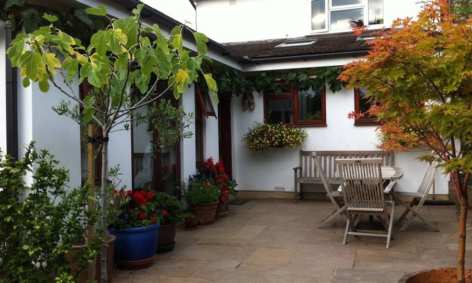 Goring-by-Sea Bed & Breakfast | A self contained & peaceful retreat with private entrance