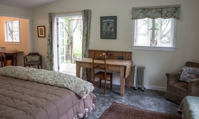 Poukawa Condo | A shady flat with a view and a pergola of roses