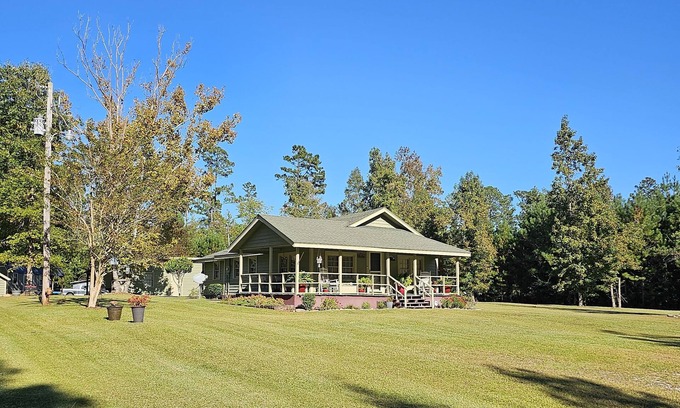 Conway Cottage | A Southern Cozy Resting Place private, 4 miles to River, 90, 22, Intnational Dr