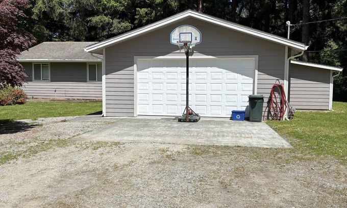 McKinleyville House | A spacious coastal, country home near the ocean, highway 101 with tons of space