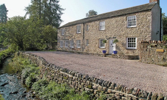 Kirkby Stephen Cottage | A spacious detached cottage located by a beck in a quiet village.