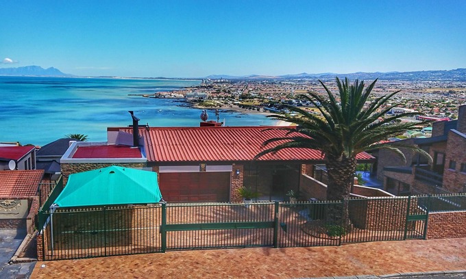 Mountainside Apartment | A spacious self catering Penthouse apartment