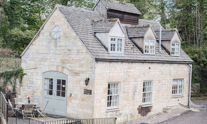 Winchcombe Cottage | A sudeley castle cottage that sleeps 6 guests in 2 bedrooms