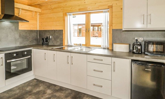 Dwyran Cottage | A top quality lodge with stunning views of the Snowdonia mountain range in the distance.
