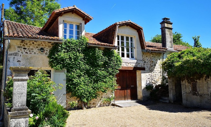 Saint-Crepin-de-Richemont Villa | A tranquil, private and secluded 4-bed detached cottage, swimming pool & garden.