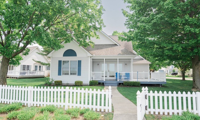 Manistee Cottage | A Wave From It All - Cottage at Harbor Village