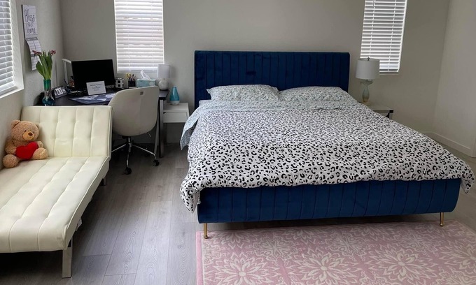 Roseville House | A1- King bed master room with TV at Roseville