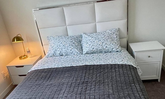 Roseville House | A2- Roseville cozy guest room with queen bed
