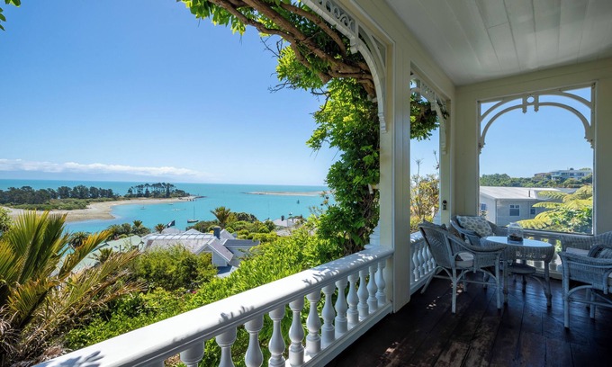 Britannia Heights Apartment | 'Abel Abode -Te Whare Rangi' - Private Room in Nelson Waterfront