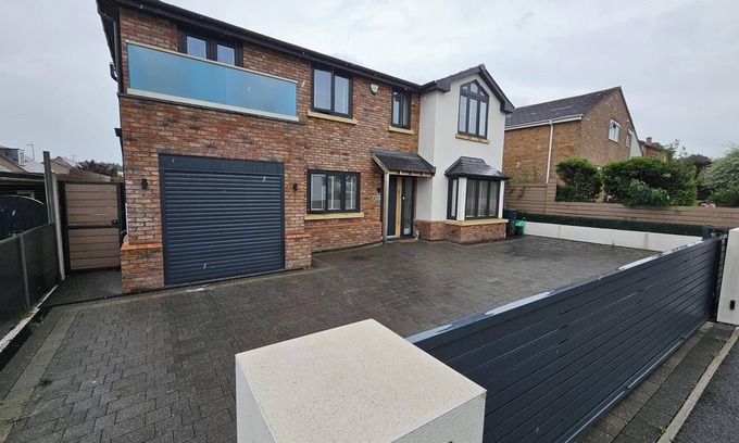 St George House | Abergele 4 - Beds, Pet Friendly & Parking