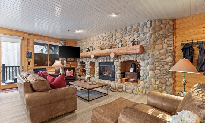 Deer Valley Condo | Abode at Black Bear #252 | Family Friendly Mountain Getaway, Steps to Skiing!
