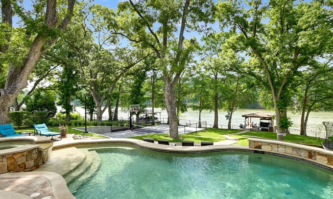 Lower Basin Lake Travis House | Above Casa TranquilityI Lake Austin I Pool&Spa l PickleBall I Family Fun