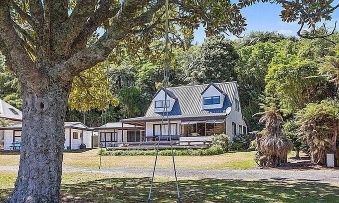 Okere Falls Cottage | Absolute Lakefront Favourite - Holiday Home