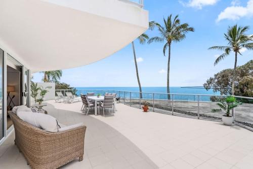 Urangan Apartment | Absolute Oceanfront Resort Villa
