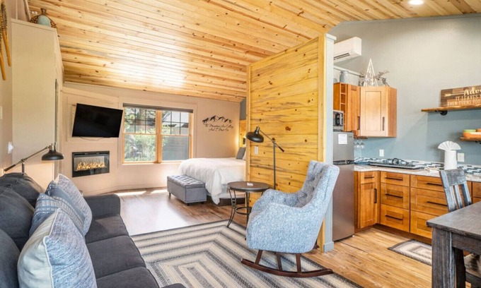 Estes Park Hotel | AC, K Bed, Fireplace, Shared Hot Tub, Kitchenette