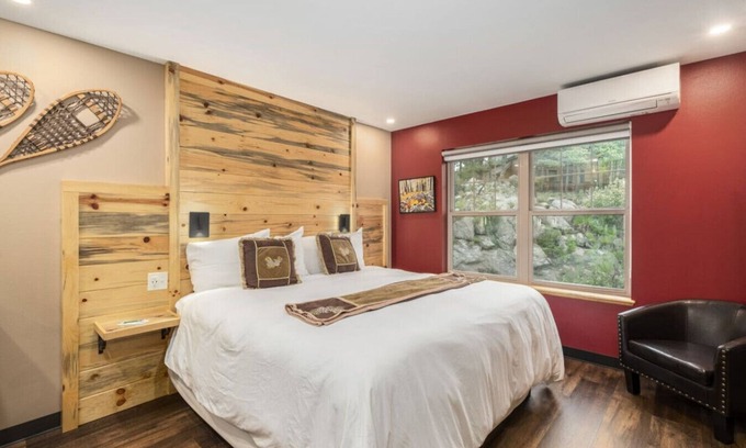 Estes Park Hotel | AC, K Bed, Fireplace, Shared Hot Tub - Lodge 202