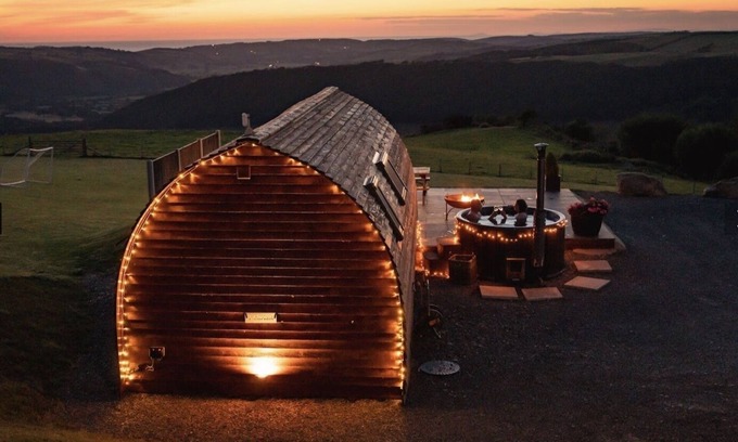 Glandyfi Cabin | Accessible and Cosy Ensuite Cabin with Hot Tub