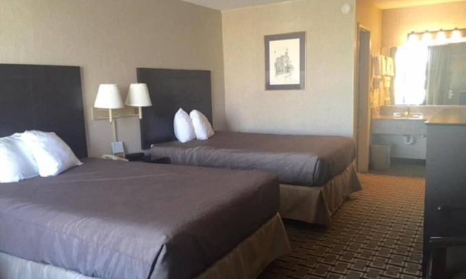 Pennington Bend House | Accessible Deluxe 2 Double beds