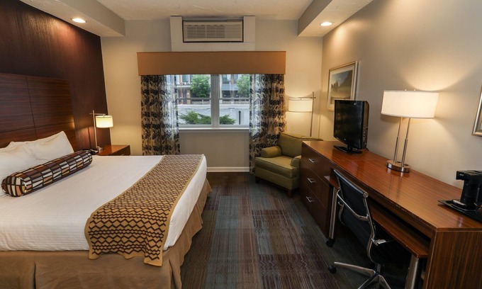 Fairfield Cabin | Accessible King Rm w/Sofa Bed + Outdoor Area