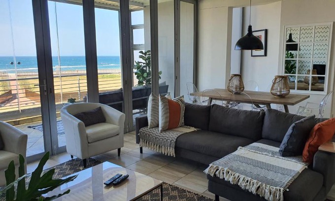 Durban Point Apartment | Accommodation Front - Gorgeous 4 Sleeper Beachfront Apartment
