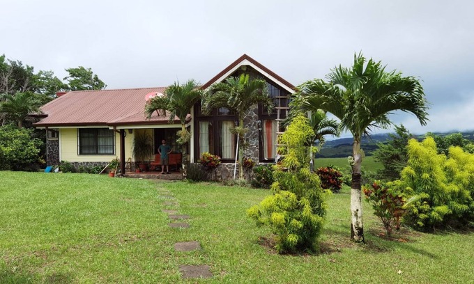 Tierras Morenas House | Acogedora casa en la montaña con piscina infinita