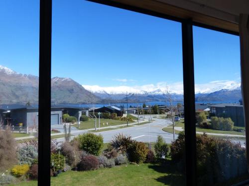 Wanaka House | acomo at Clutha - stunning views, pool & gym access