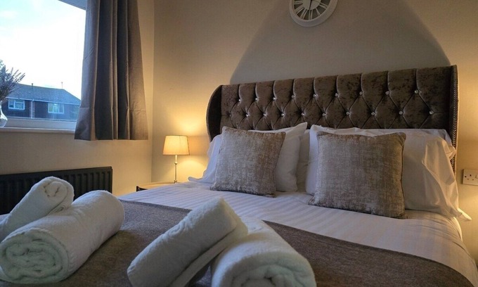 Oxford House | Acorn House - Spacious modern house w/2x bathrooms and parking