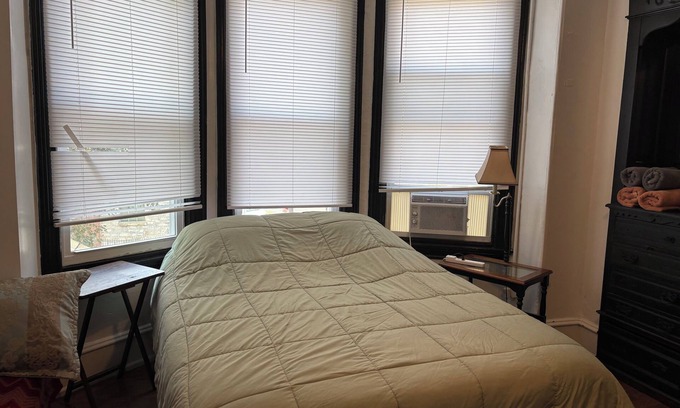 Glenwood Apartment | Across Temple Hosp 1 bedroom