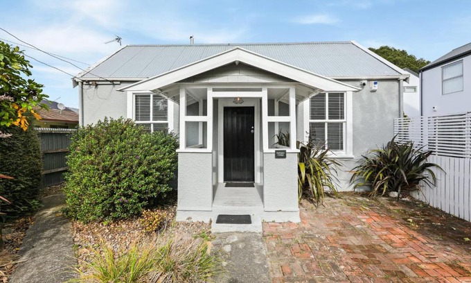Addington House | Addington Cottage - Christchurch Holiday Home