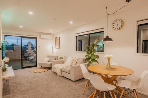 Addington House | Addington Stadium Stay - Sleeps 6