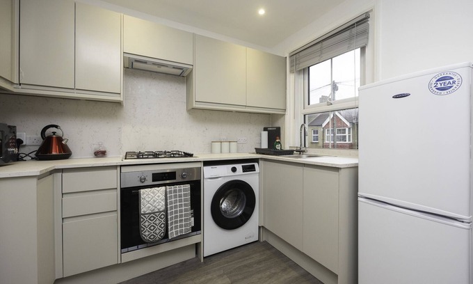Hove Apartment | Adelles seaside retreat for holiday, contractors