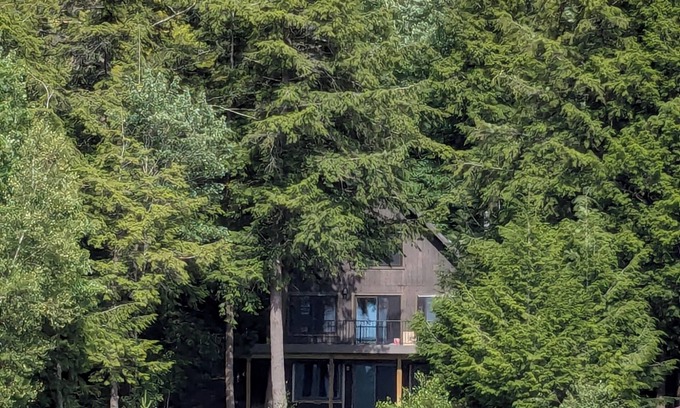 Cranberry Lake Cottage | ADK Waterfront cottage on Cranberry Lake. 🐾💓🛶🎣⛵🌈🚵‍♀️🛤️🫎🍂🦉