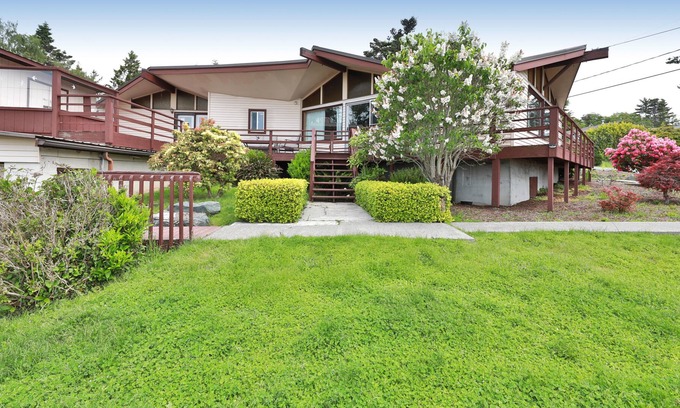 Coupeville House | Admiral's Nest by AvantStay | Beach, Pool, Deck