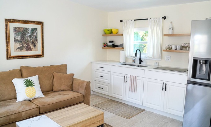 Poiciana Park II Apartment | Adorable 1 bedroom guest house in downtown WPB