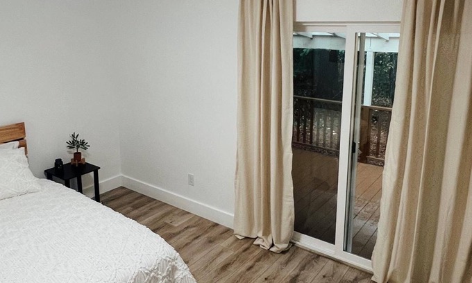 Venersborg House | Adorable 1-Bedroom Guest-House with Large Covered Deck