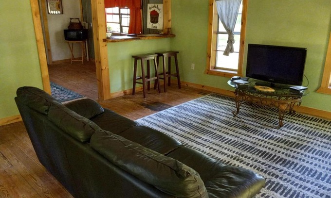 Cherokee County House | Adorable 1 bedroom Honey House