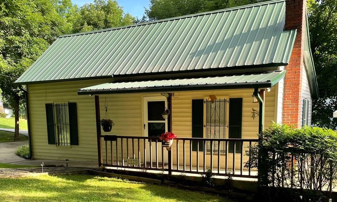 Harrison House | Adorable 2 Bedroom Cottage 3 blocks from downtown square