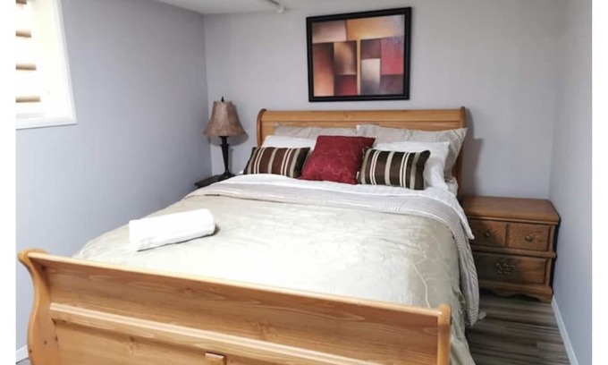 Crescent Heights House | Adorable 2-Bedroom Suite, Free Parking, 5mins to downtown, 20mins to Airport.