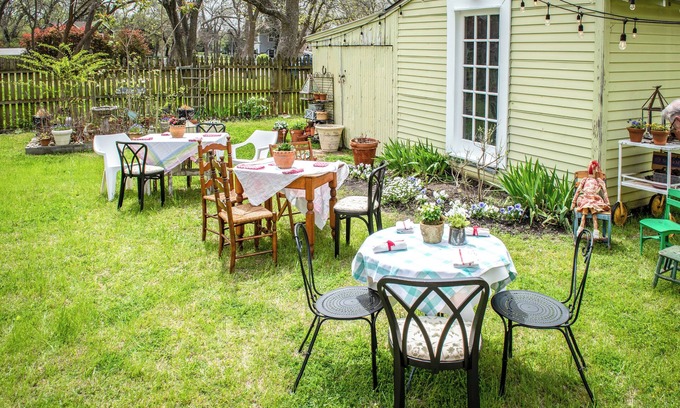 Farmersville House | Adorable 2-bedroom Home off Chaparral Trail in Historic Farmersville
