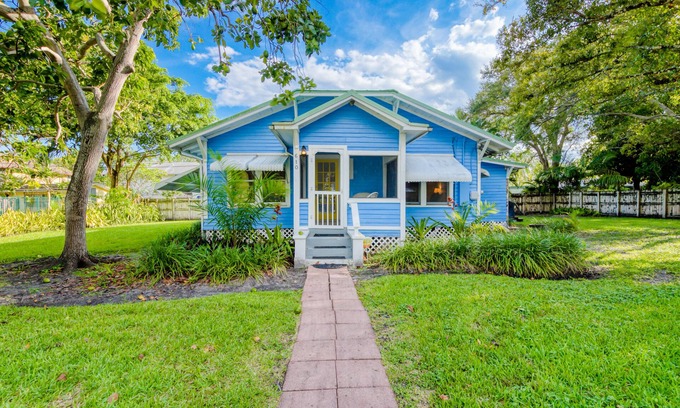 Tarpon River House | Adorable, dog-friendly home with a large yard, AC, washer/dryer, & fast WiFi
