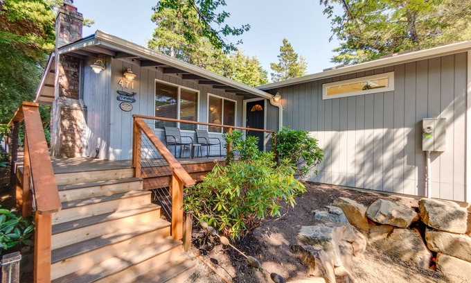 Manzanita House | Adorable dog-friendly home with gas grill, gas fireplace & private back patio