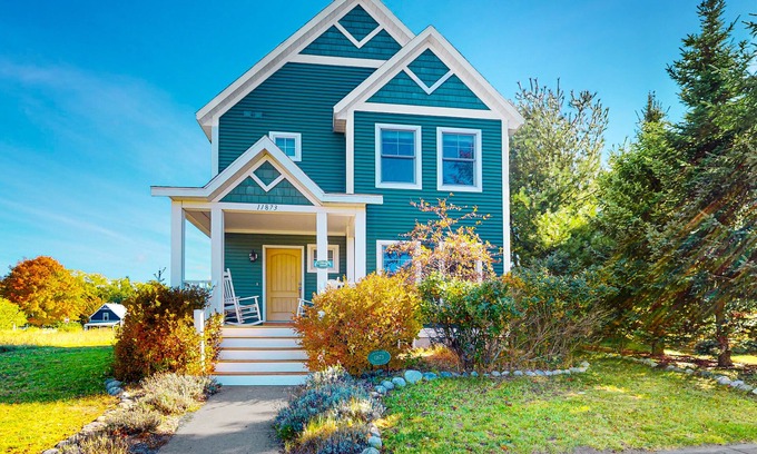 Empire House | Adorable farmhouse style home with washer/dryer, central AC, deck - near lake