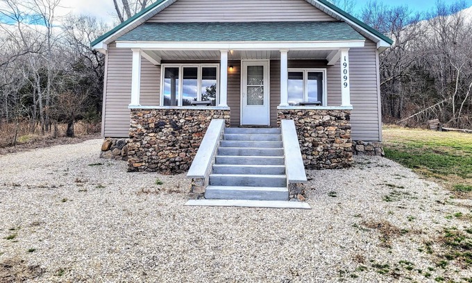 Jerome House | Adorable home with land by the river