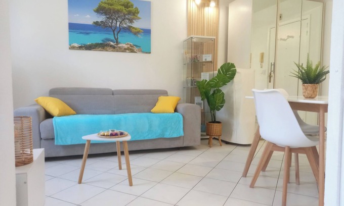 Cros-de-Cagnes Apartment | Adorable studio 200m from the sea. Fresh, well equipped and close from shops.
