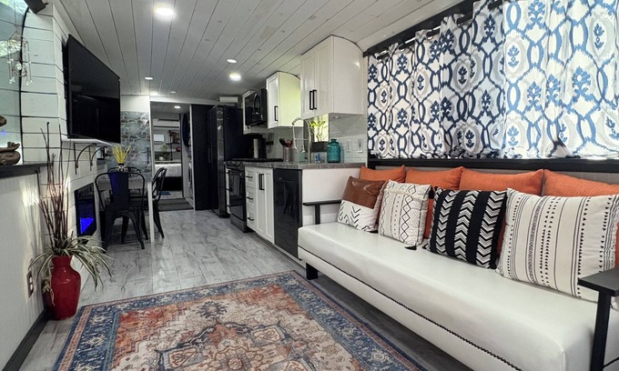 Clermont Villa | Adventure Awaits in This Pet Friendly Tour Bus Conversion!