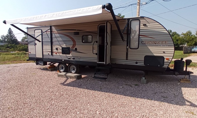 Southwest Meade House | Adventure Awaits! Spacious Camper, Off-Grid Experience