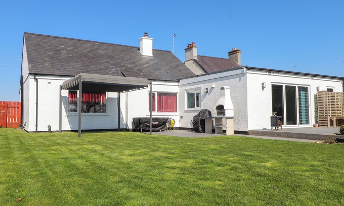Llanerchymedd Cottage | AFALLON, pet friendly, character holiday cottage in Llanerchymedd